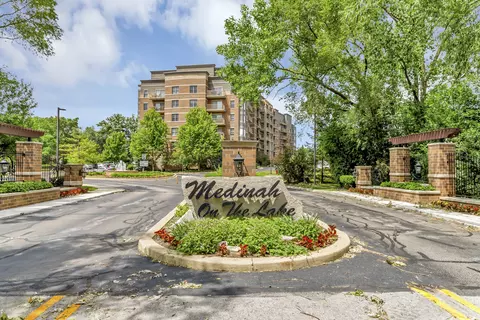 125 Lakeview Dr #412, Bloomingdale, IL 60108