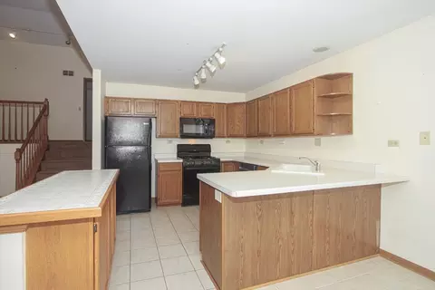 883 Millcreek Cir, Elgin, IL 60123 photo 8