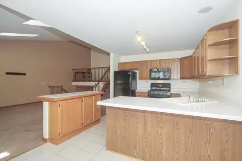 883 Millcreek Cir, Elgin, IL 60123 photo 6