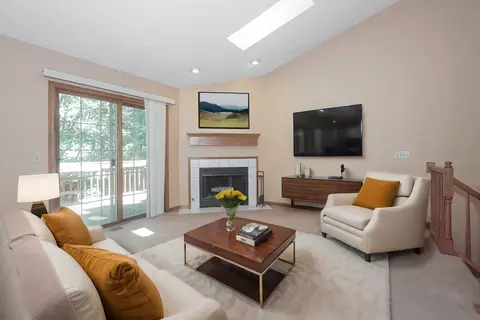 883 Millcreek Cir, Elgin, IL 60123 photo 2