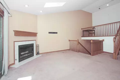 883 Millcreek Cir, Elgin, IL 60123 photo 4
