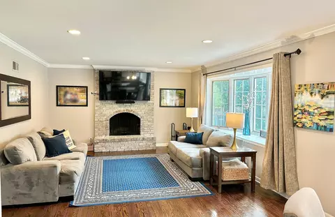 Living - 4682 Middle Rd, Gurnee, IL 60031 photo 4 of 5