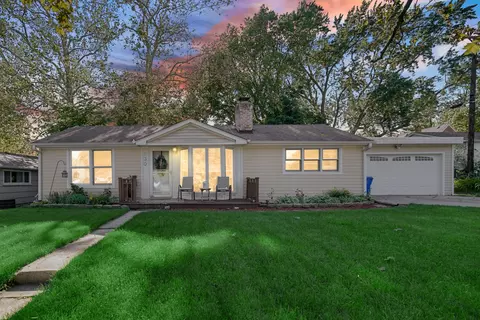 230 N Woodlawn St, Wheaton, IL 60187