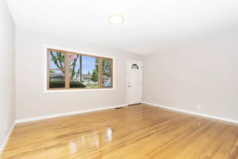 Living - 892 Taylor Ave, Aurora, IL 60506 photo 4 of 4