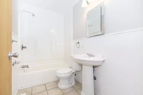 Bath - 892 Taylor Ave, Aurora, IL 60506 photo 1 of 1