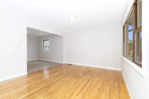 Living - 892 Taylor Ave, Aurora, IL 60506 photo 3 of 4