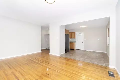 Living - 892 Taylor Ave, Aurora, IL 60506 photo 2 of 4