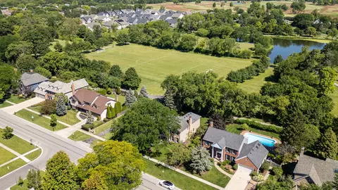 453 Brighton Dr, Wheaton, IL 60189 photo 3