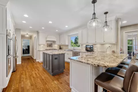 453 Brighton Dr, Wheaton, IL 60189 photo 9