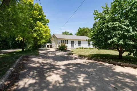 98 E Sycamore St, Normal, IL 61761 photo 2