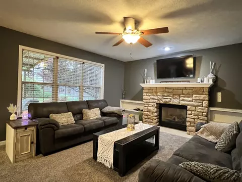 Living - 3125 Auburn Rd, Bloomington, IL 61704 photo 2 of 5
