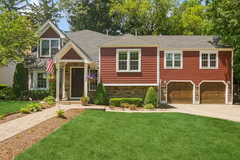 560 S Summit St, Barrington, IL 60010