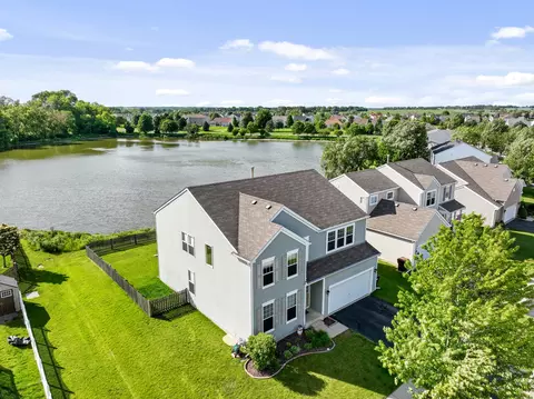 2103 Sweetwater Dr, Woodstock, IL 60098