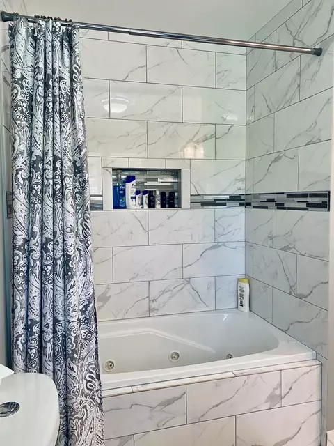 Bath - 2 Elmwood Dr, Kankakee, IL 60901 photo 3 of 8