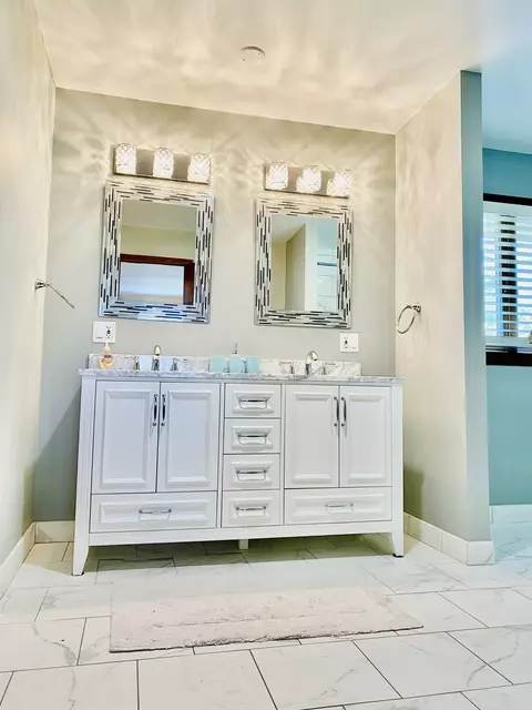 Bath - 2 Elmwood Dr, Kankakee, IL 60901 photo 2 of 8