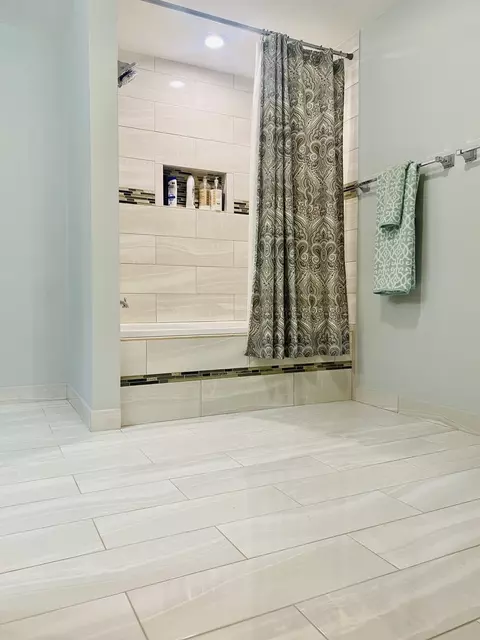 Bath - 2 Elmwood Dr, Kankakee, IL 60901 photo 5 of 8