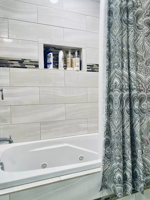 Bath - 2 Elmwood Dr, Kankakee, IL 60901 photo 4 of 8