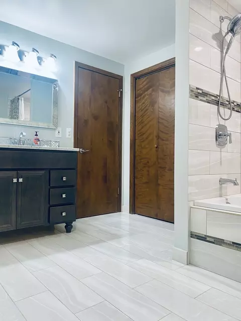 Bath - 2 Elmwood Dr, Kankakee, IL 60901 photo 6 of 8
