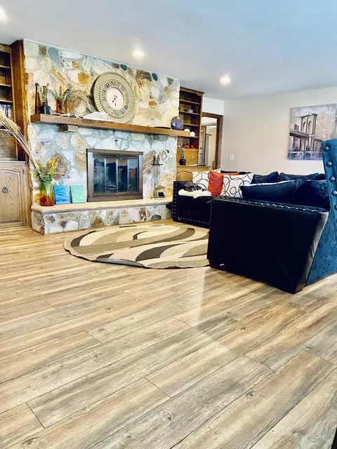 Living - 2 Elmwood Dr, Kankakee, IL 60901 photo 1 of 3