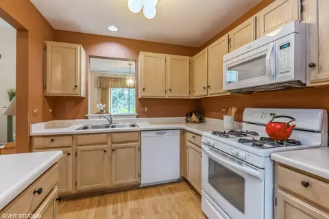 44 Lancaster Cir, Gurnee, IL 60031 photo 2