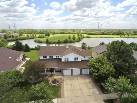 8403 Hollybrook Ln, Tinley Park, IL 60487