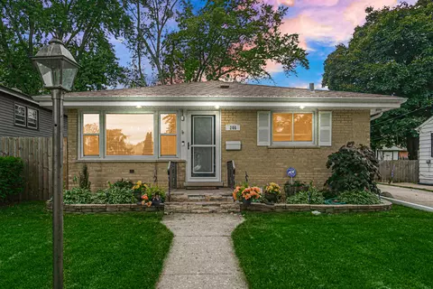 206 N Crest Ave, Bartlett, IL 60103