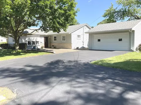 2500 Mocassin Ln, Carpentersville, IL 60110