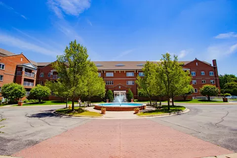 460 S Northwest Hwy #313, Park Ridge, IL 60068