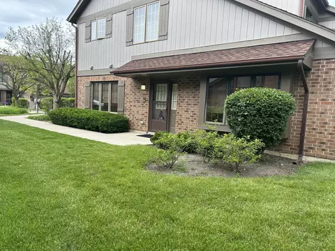 13349 S Oak Hills Pkwy, Palos Heights, IL 60463