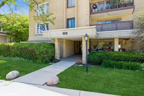 900 S Des Plaines River Rd #2C, Des Plaines, IL 60016
