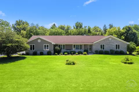 8 N021 Secretariat Ct, Saint Charles, IL 60175