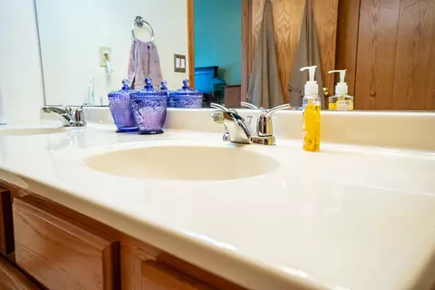Bath - 621 Willow Bend Dr, Davis Junction, IL 61020 photo 2 of 3