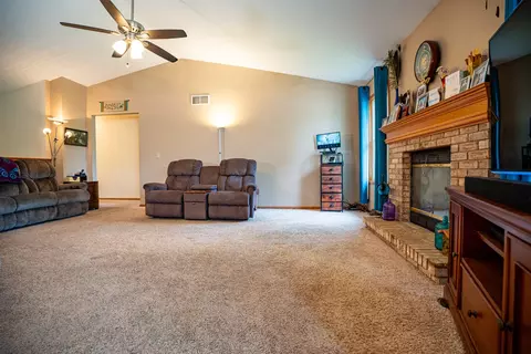 Living - 621 Willow Bend Dr, Davis Junction, IL 61020 photo 3 of 4