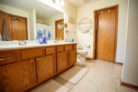 Bath - 621 Willow Bend Dr, Davis Junction, IL 61020 photo 1 of 3