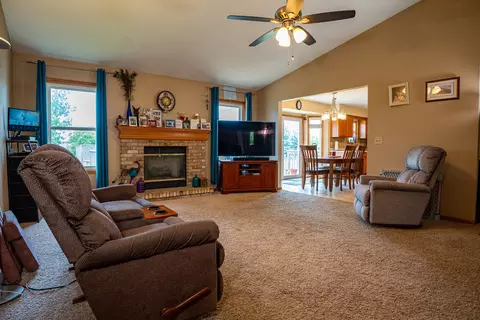 Living - 621 Willow Bend Dr, Davis Junction, IL 61020 photo 2 of 4