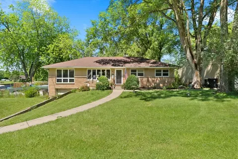 40210 N Lakeview Ave, Antioch, IL 60002