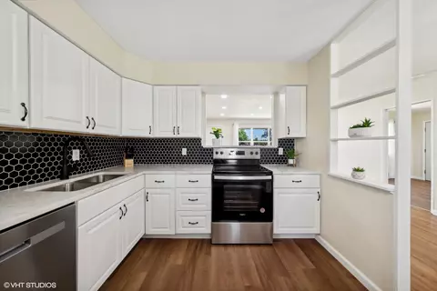 Kitchen - 923 E 7th St, Lockport, IL 60441 photo 2 of 3