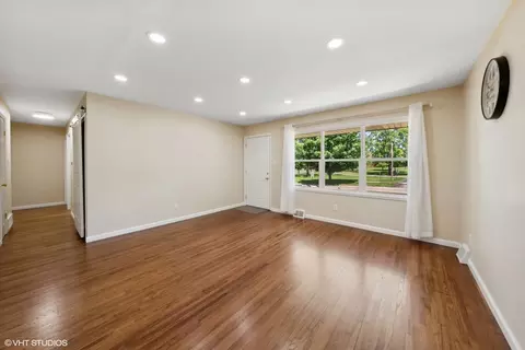 Living - 923 E 7th St, Lockport, IL 60441 photo 1 of 5