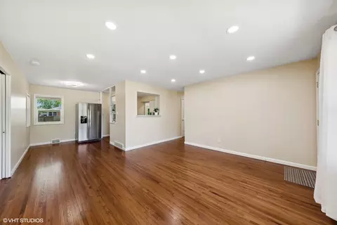 Living - 923 E 7th St, Lockport, IL 60441 photo 3 of 5
