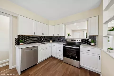 Kitchen - 923 E 7th St, Lockport, IL 60441 photo 1 of 3