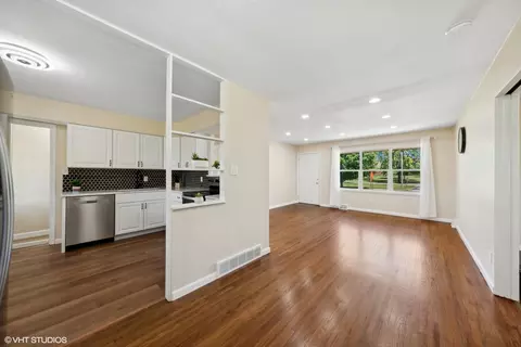 Living - 923 E 7th St, Lockport, IL 60441 photo 2 of 5