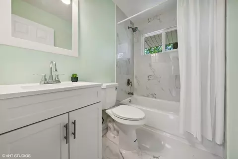 Bath - 923 E 7th St, Lockport, IL 60441 photo 2 of 2