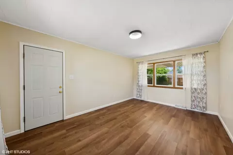 Living - 923 E 7th St, Lockport, IL 60441 photo 4 of 5