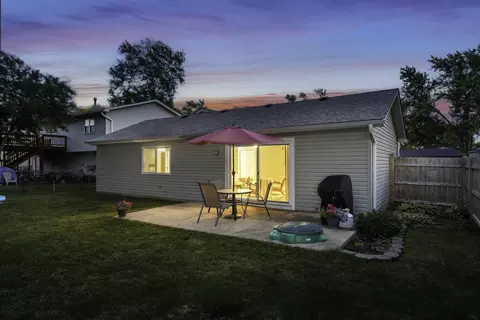 124 Thackeray Dr, Bolingbrook, IL 60440 photo 2