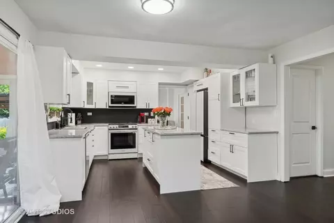 2397 Putnam Dr, Naperville, IL 60565 photo 3