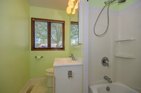Bath - 807 Pearson Dr, Joliet, IL 60435 photo 1 of 3