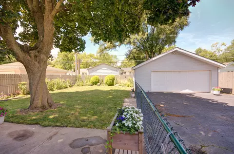 Exterior - 807 Pearson Dr, Joliet, IL 60435 photo 7 of 9