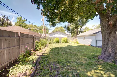 Exterior - 807 Pearson Dr, Joliet, IL 60435 photo 6 of 9