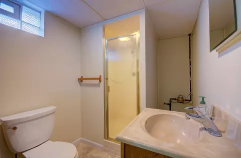 Bath - 807 Pearson Dr, Joliet, IL 60435 photo 3 of 3