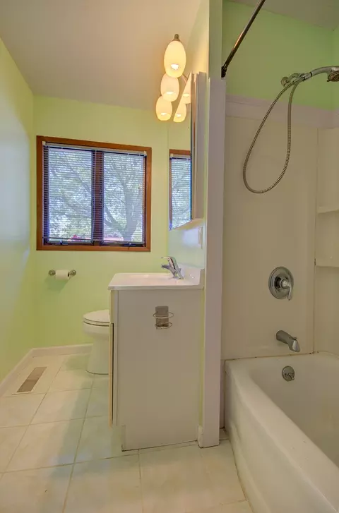 Bath - 807 Pearson Dr, Joliet, IL 60435 photo 2 of 3